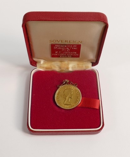 A full gold sovereign, dated 1958 and mounted in 9ct gold mount